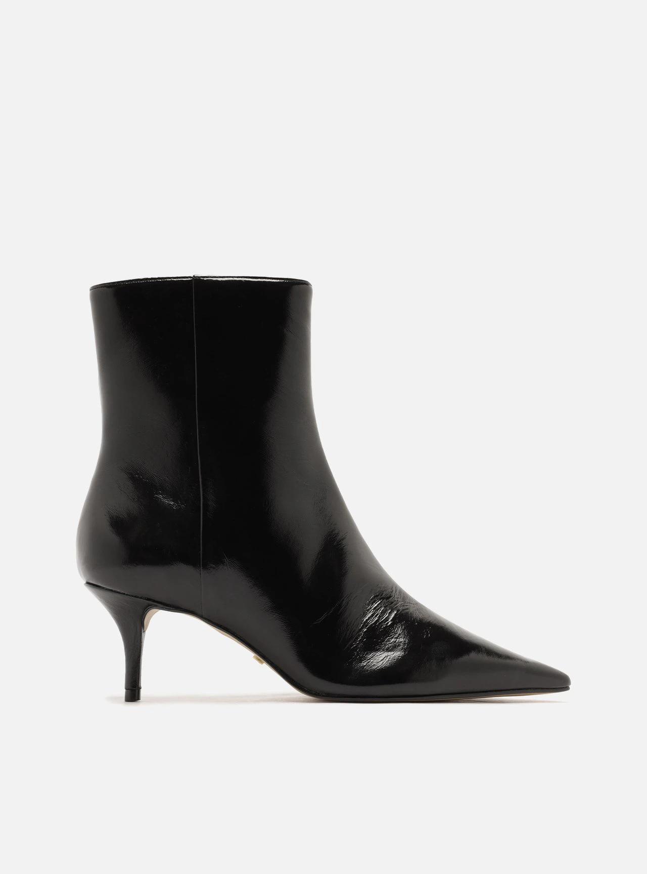 Bota Preta Couro Acetinado Cano Curto Salto Baixo