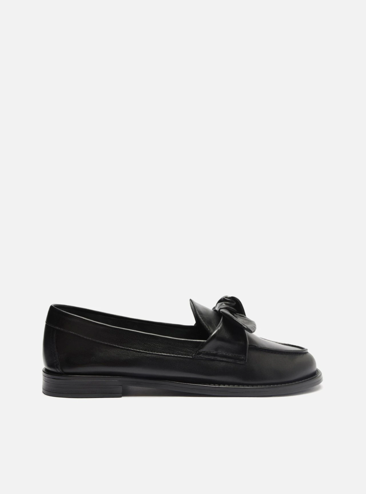 Mocassim Preto Couro Bico Redondo Tiras Nó