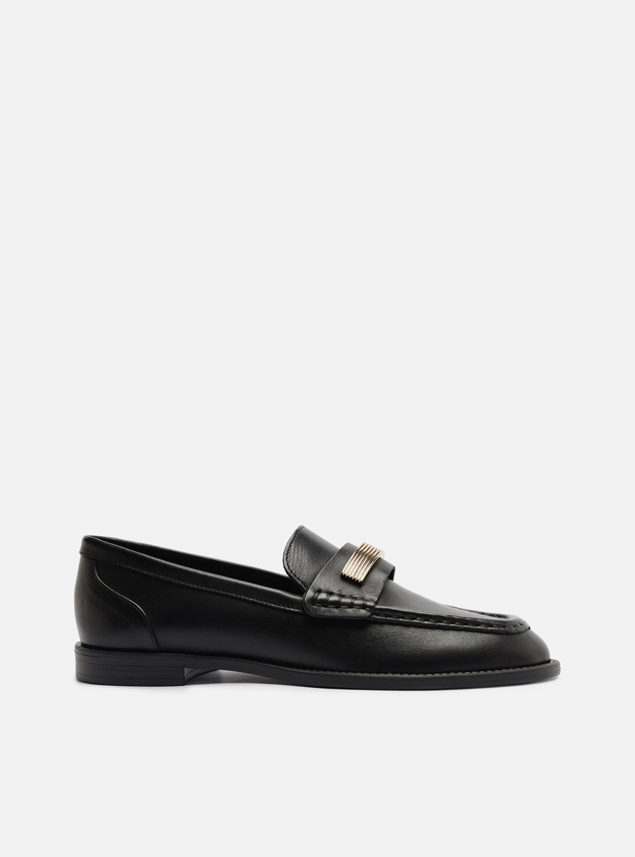 Mocassim Preto Couro Bico Redondo Metais