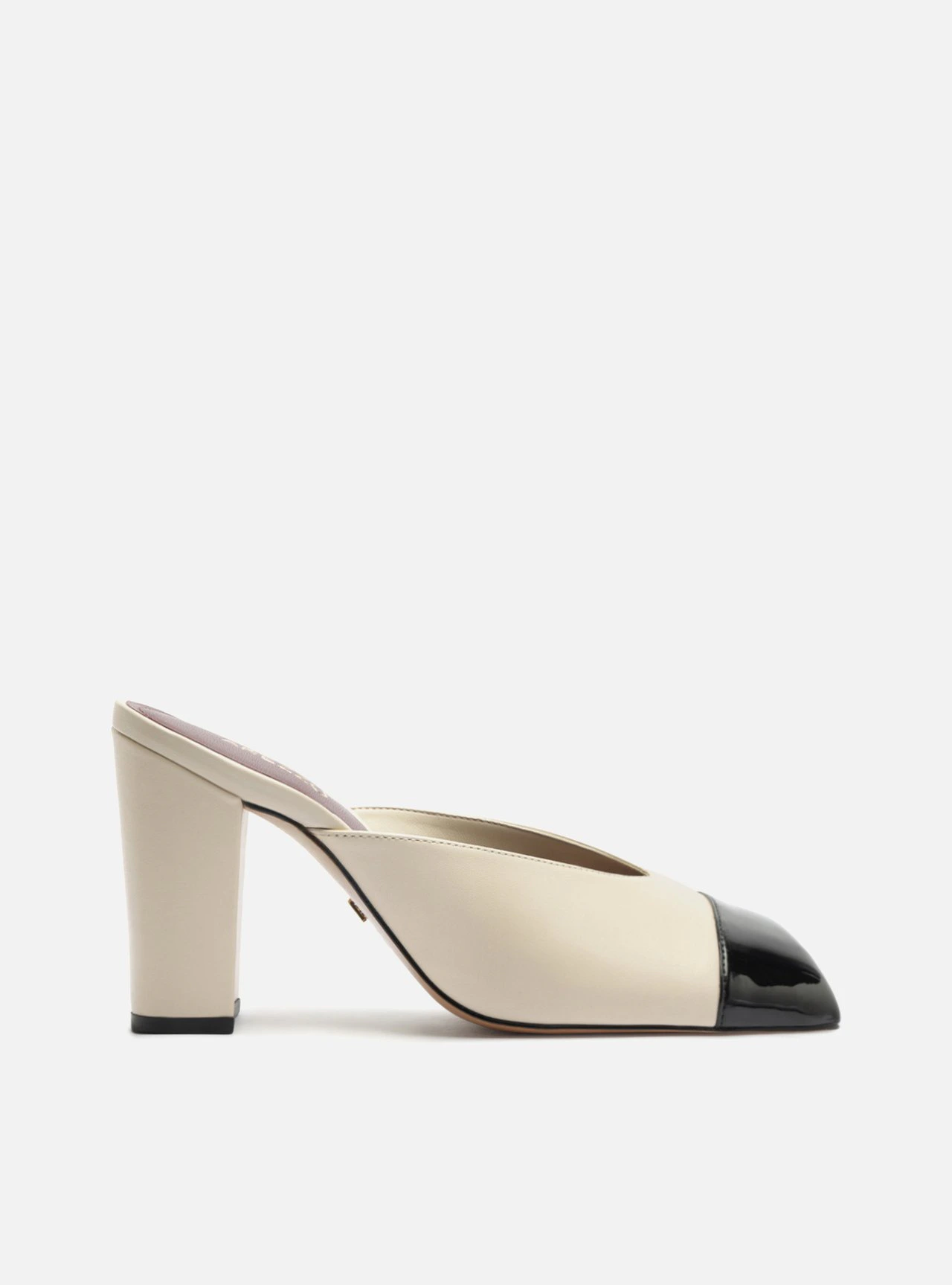 Mule Margot Off-White Salto Bloco Cap Toe Preto