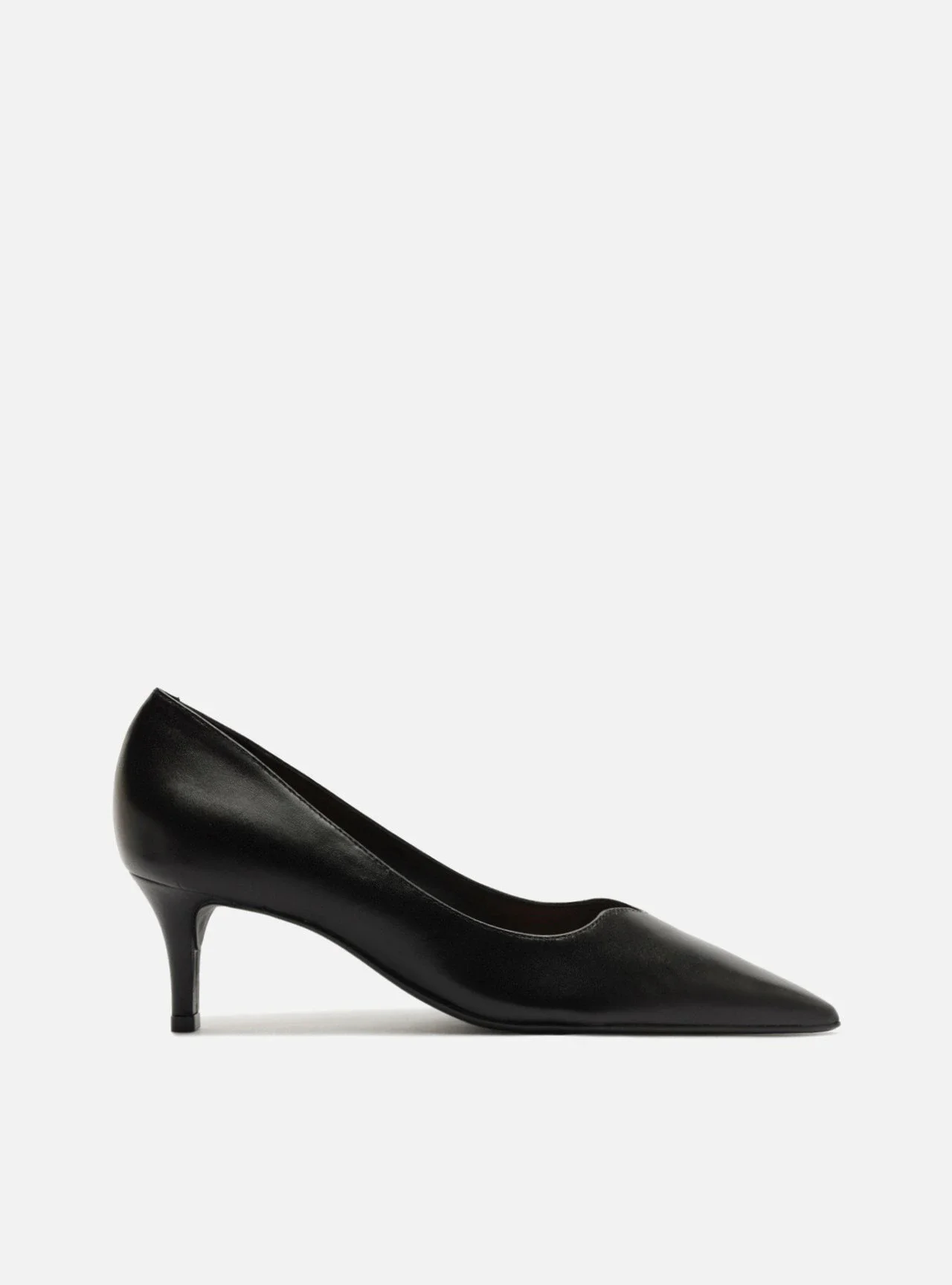 Scarpin Preto Couro Salto Baixo Fino