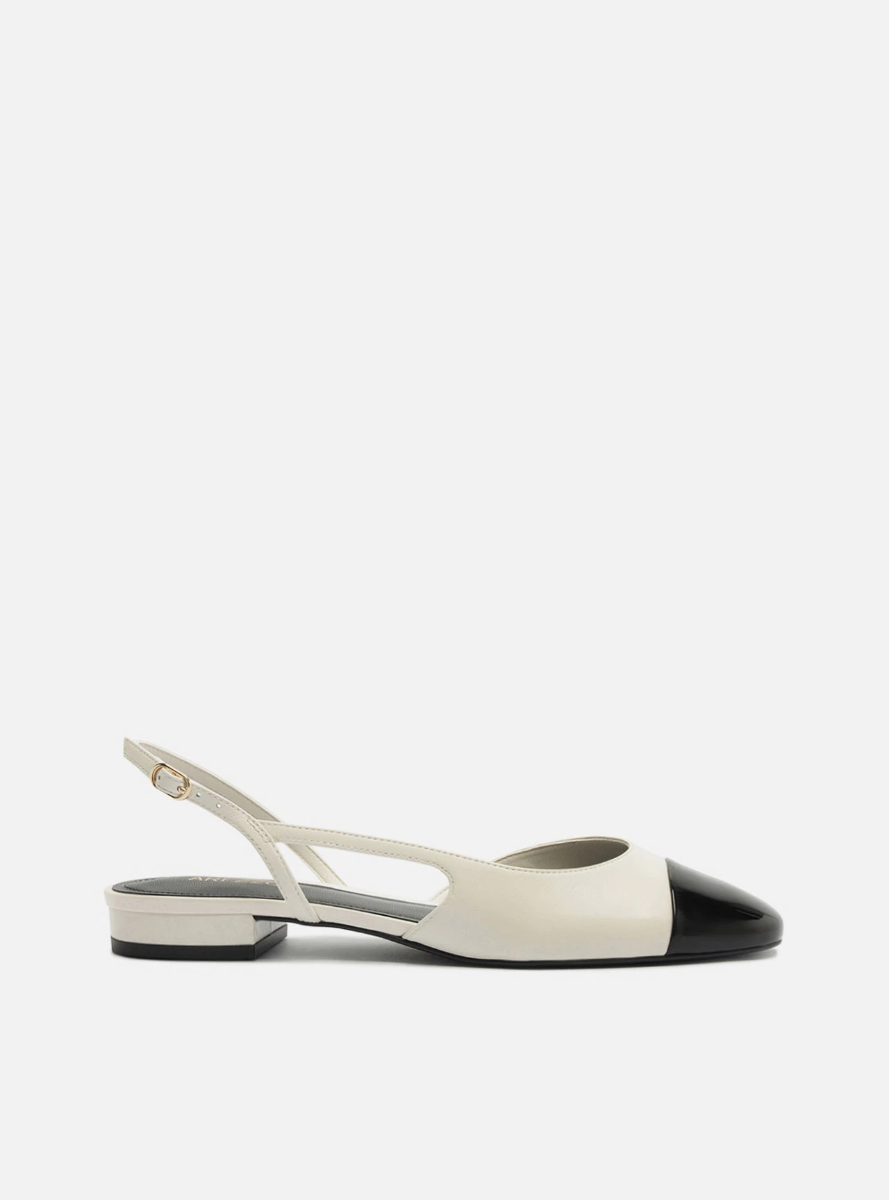 Sapatilha Branca Multimaterial Bico Redondo Slingback