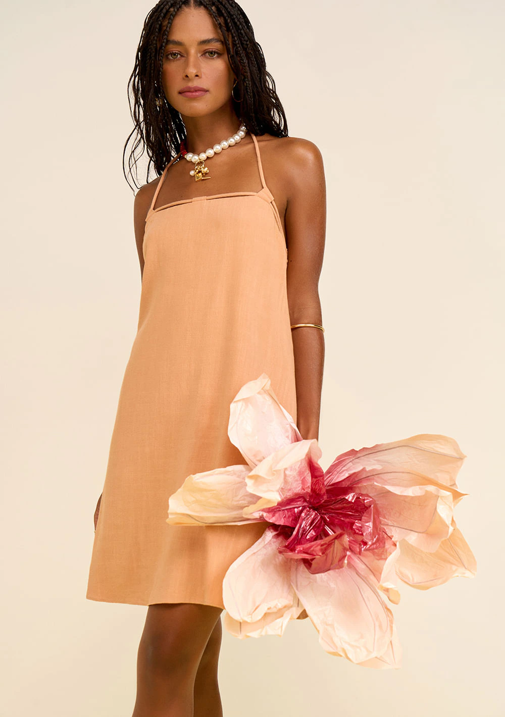 Vestido Zinco Solto Decote Reto Com Alça Curto Bege