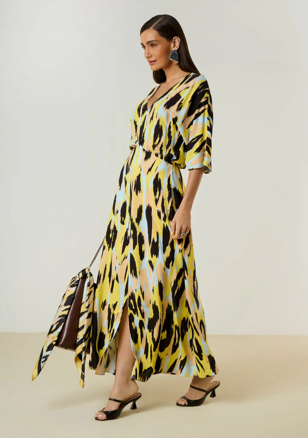Vestido Maria.Valentina Solto Decote V Manga Curta Midi Preto/Amarelo