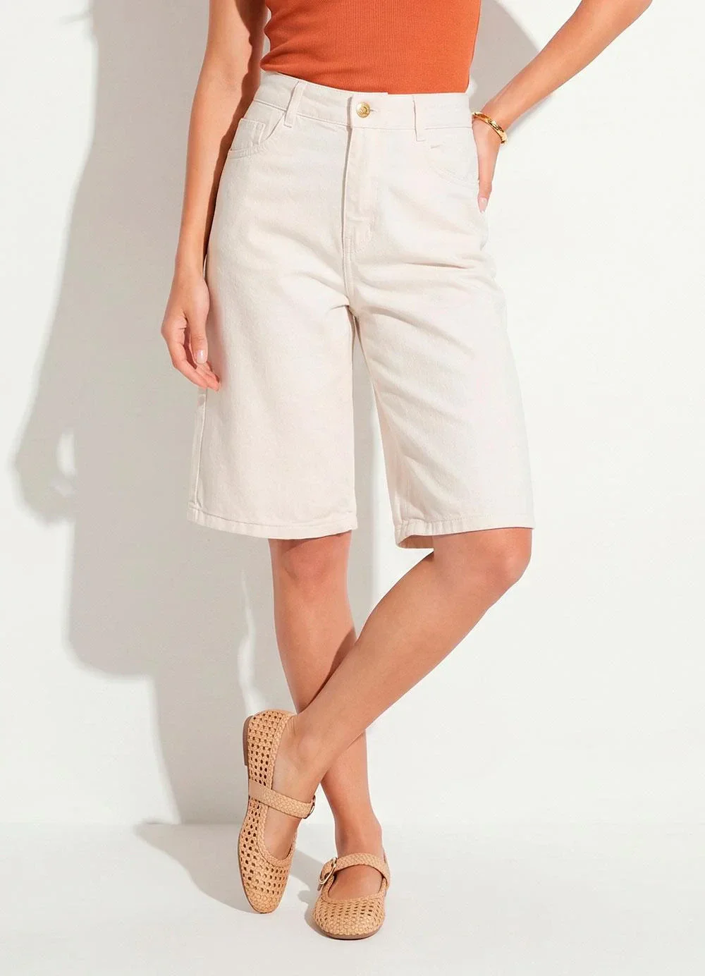 Quintess - Bermuda Jeans Off White Cintura Alta Modelagem Reta 100% Algodão