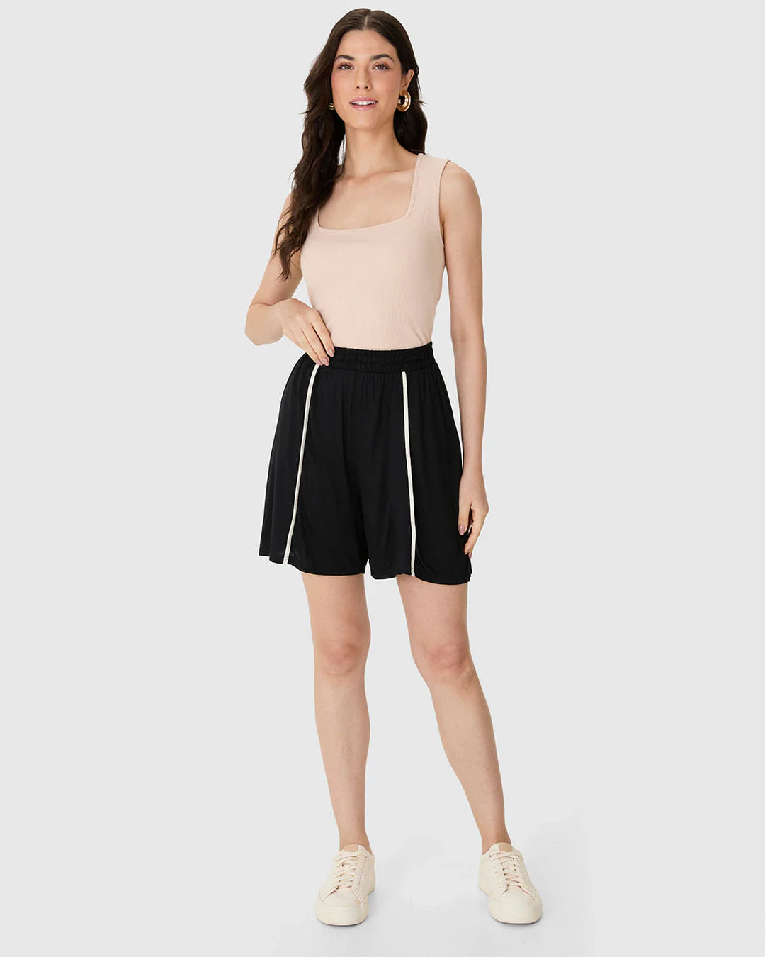 Shorts Feminina Evasê Detalhe Costura Contraste Em Viscose Stretch