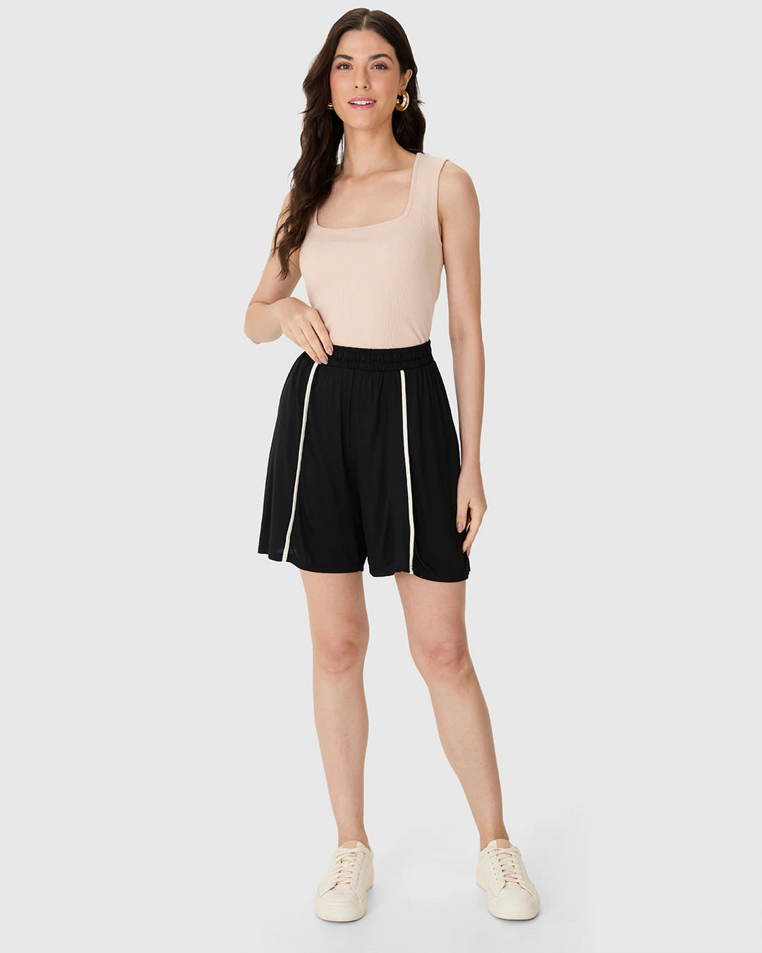 Shorts Feminina Evasê Detalhe Costura Contraste Em Viscose Stretch