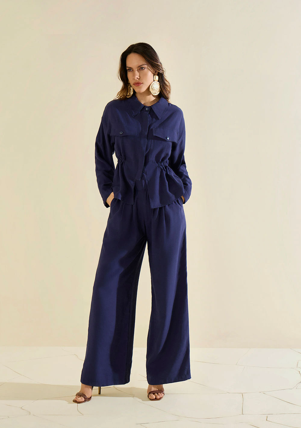 Camisa Morena Rosa Oversized Gola Clássica Manga Longa Padrão Azul