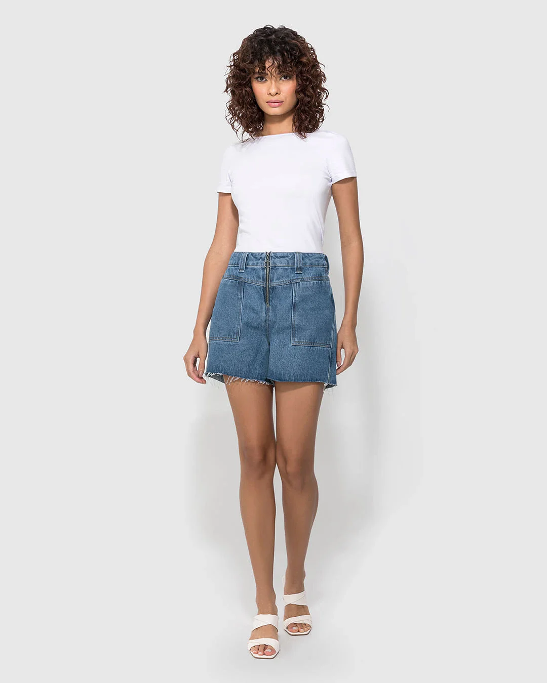 Shorts Feminino Mom Recorte E Barra Desfiada Em Jeans 100% Algodão - ENFIM