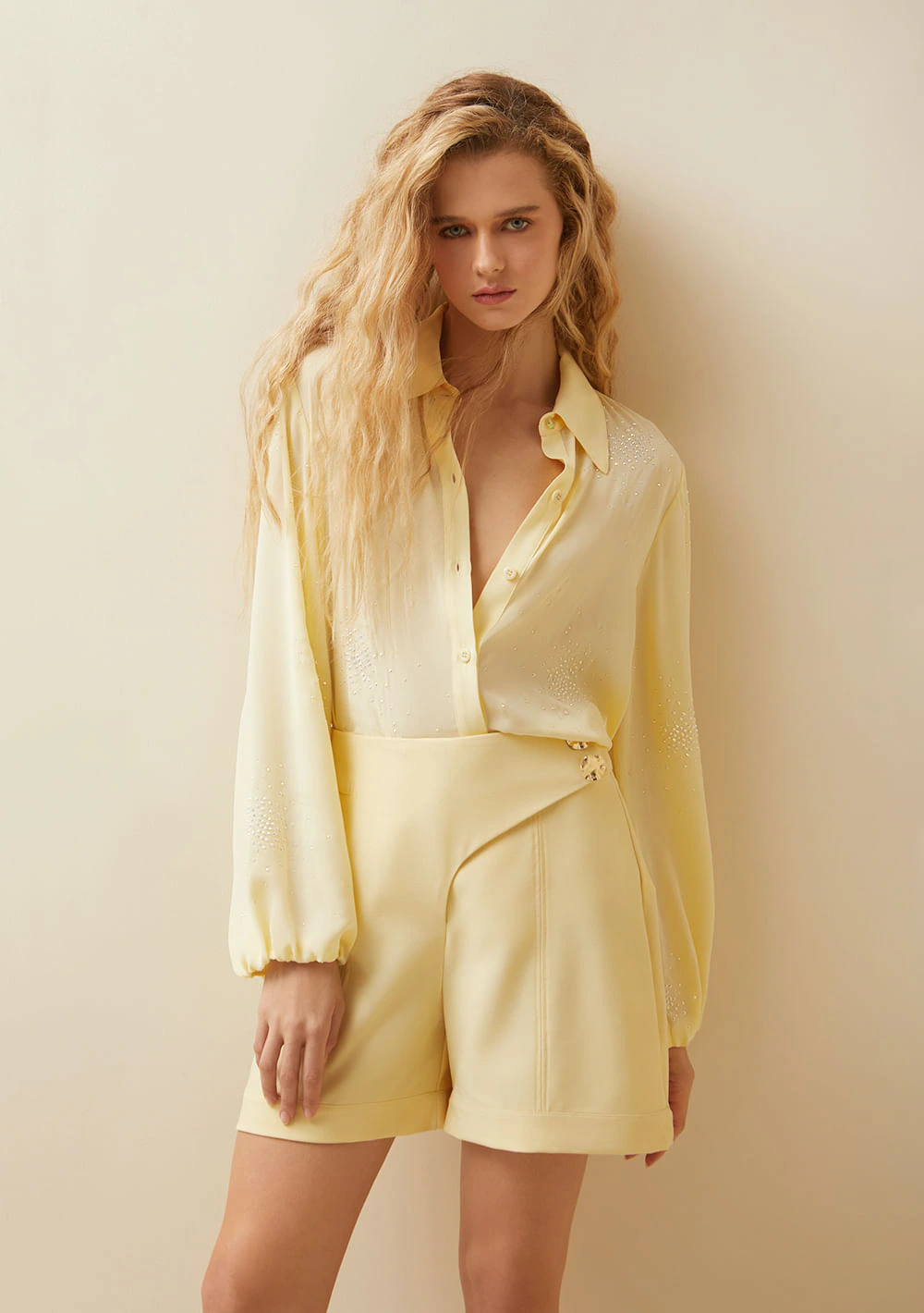 Shorts Morena Rosa Alfaiataria Com Botão Amarelo