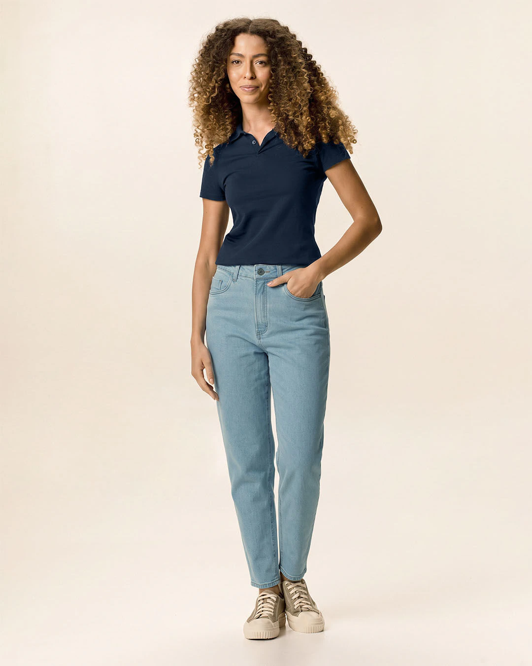 Calça Feminina Mom Bolso Funcional Em Jeans Com Elastano