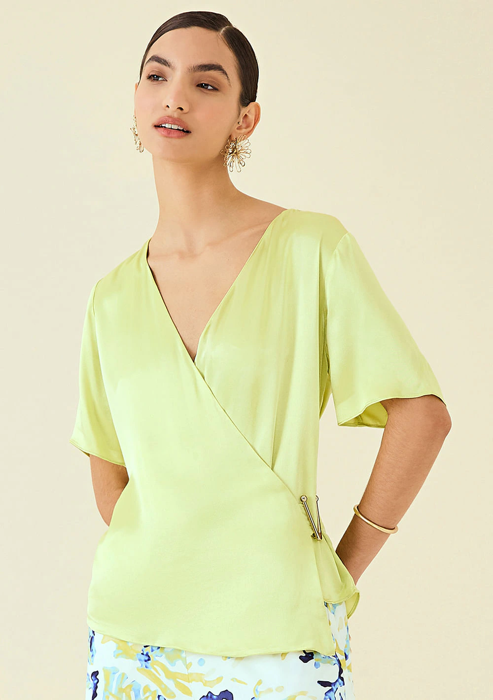 Blusa Maria.Valentina Decote V Manga Curta Com Metal Verde Claro