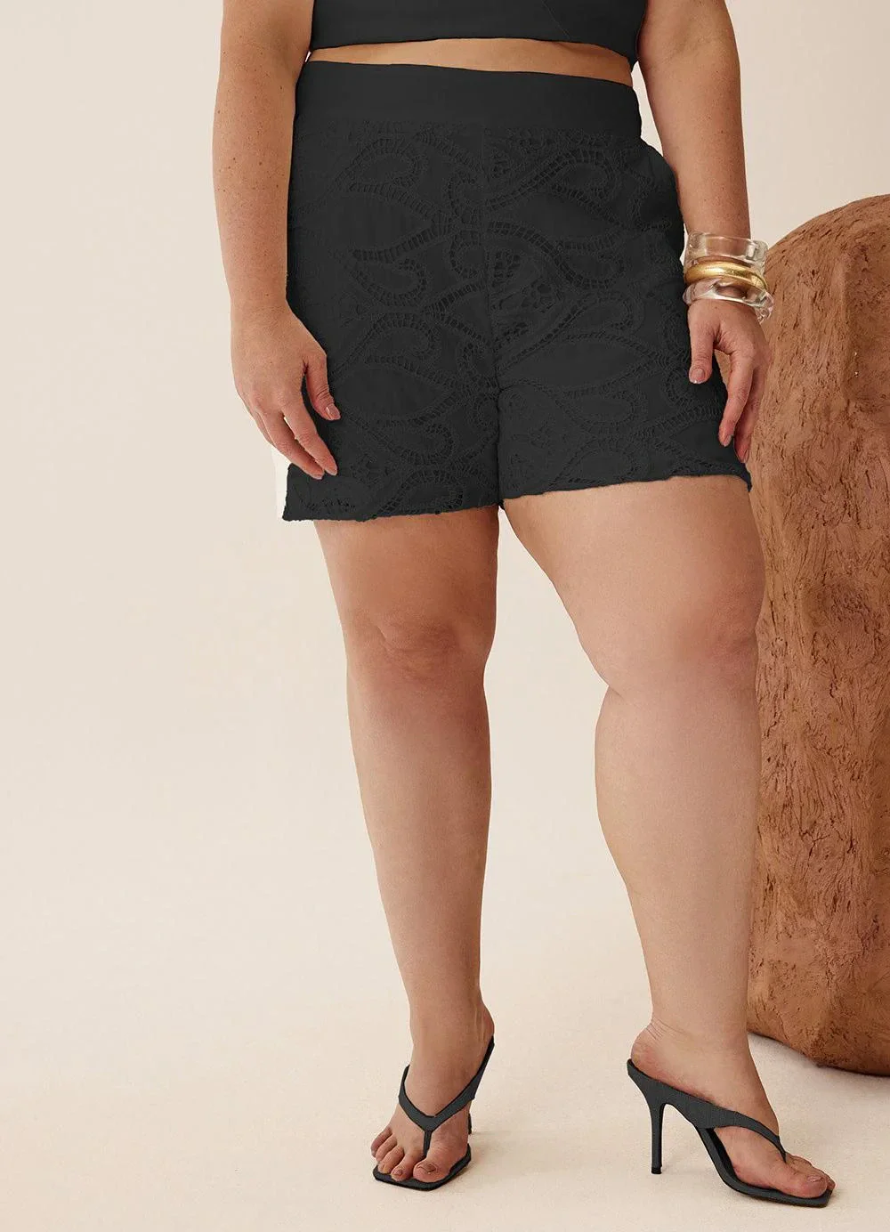 Elegance - Shorts Cos Largo com Renda Sobreposta Preto