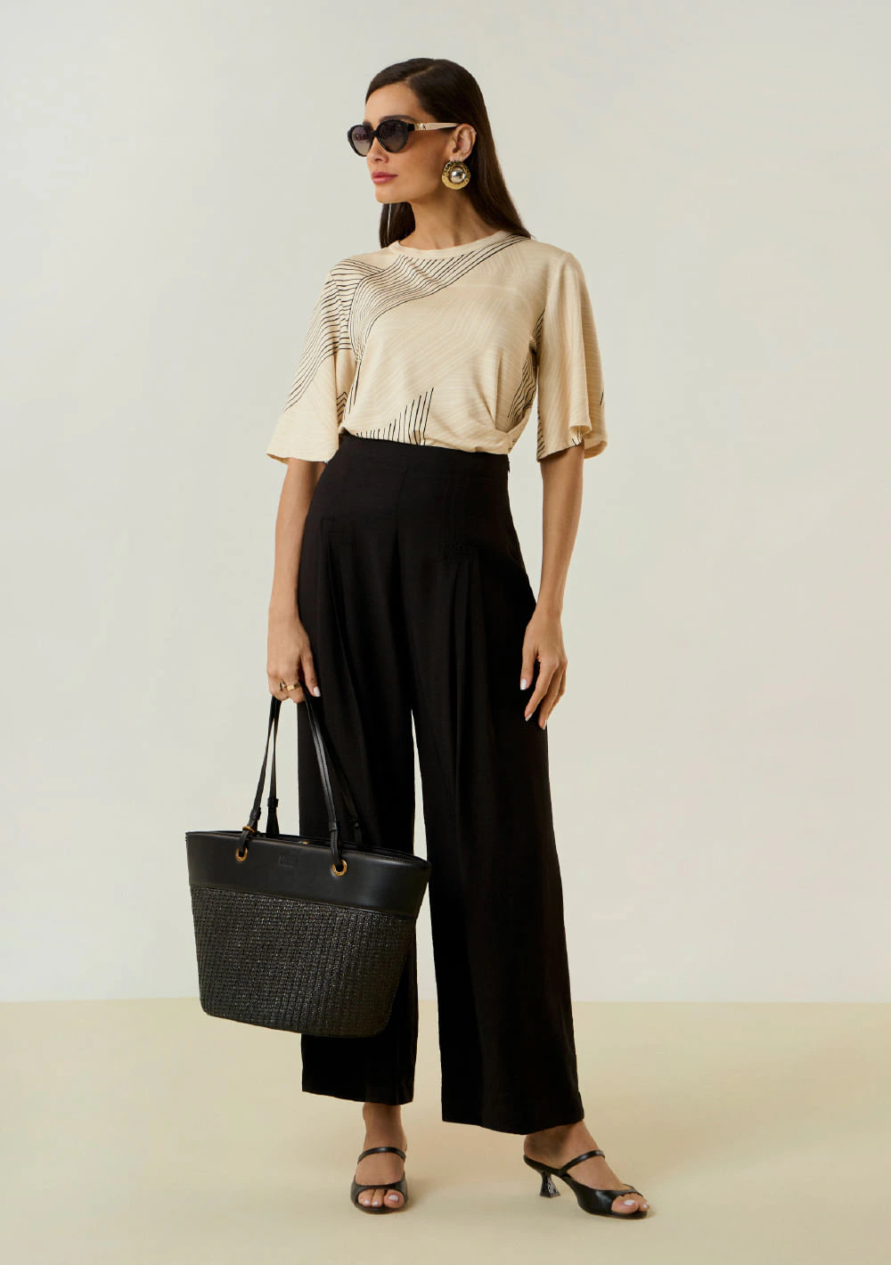 Blusa Maria.Valentina Solta Decote Careca Manga Curta Padrão Preto