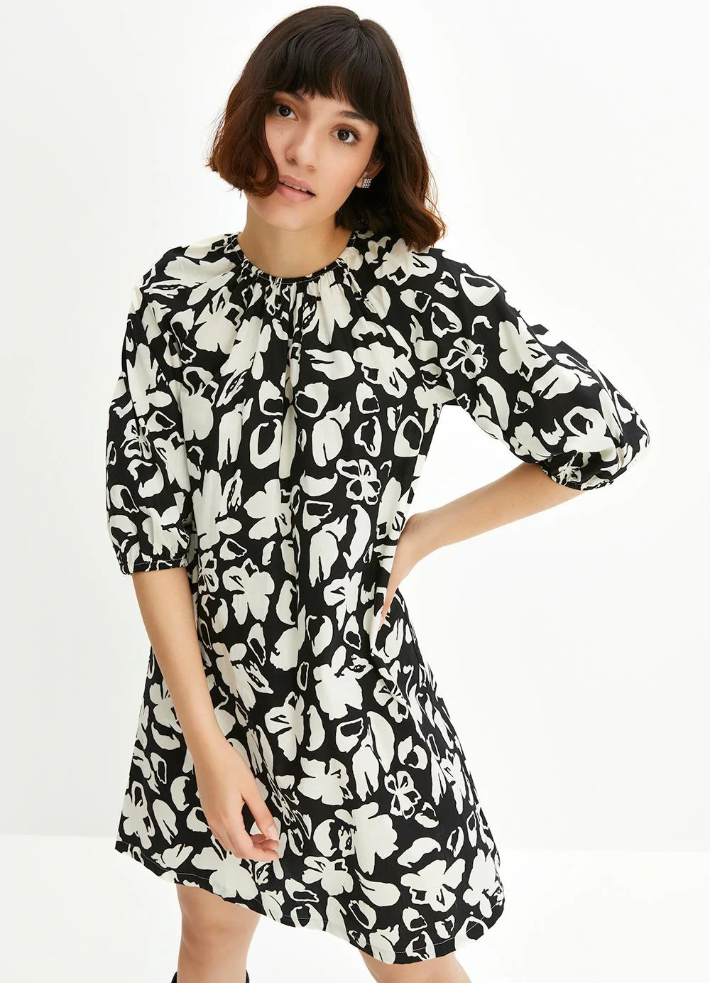 bonprix - Vestido Floral Preto e Branco em Crepe Plano