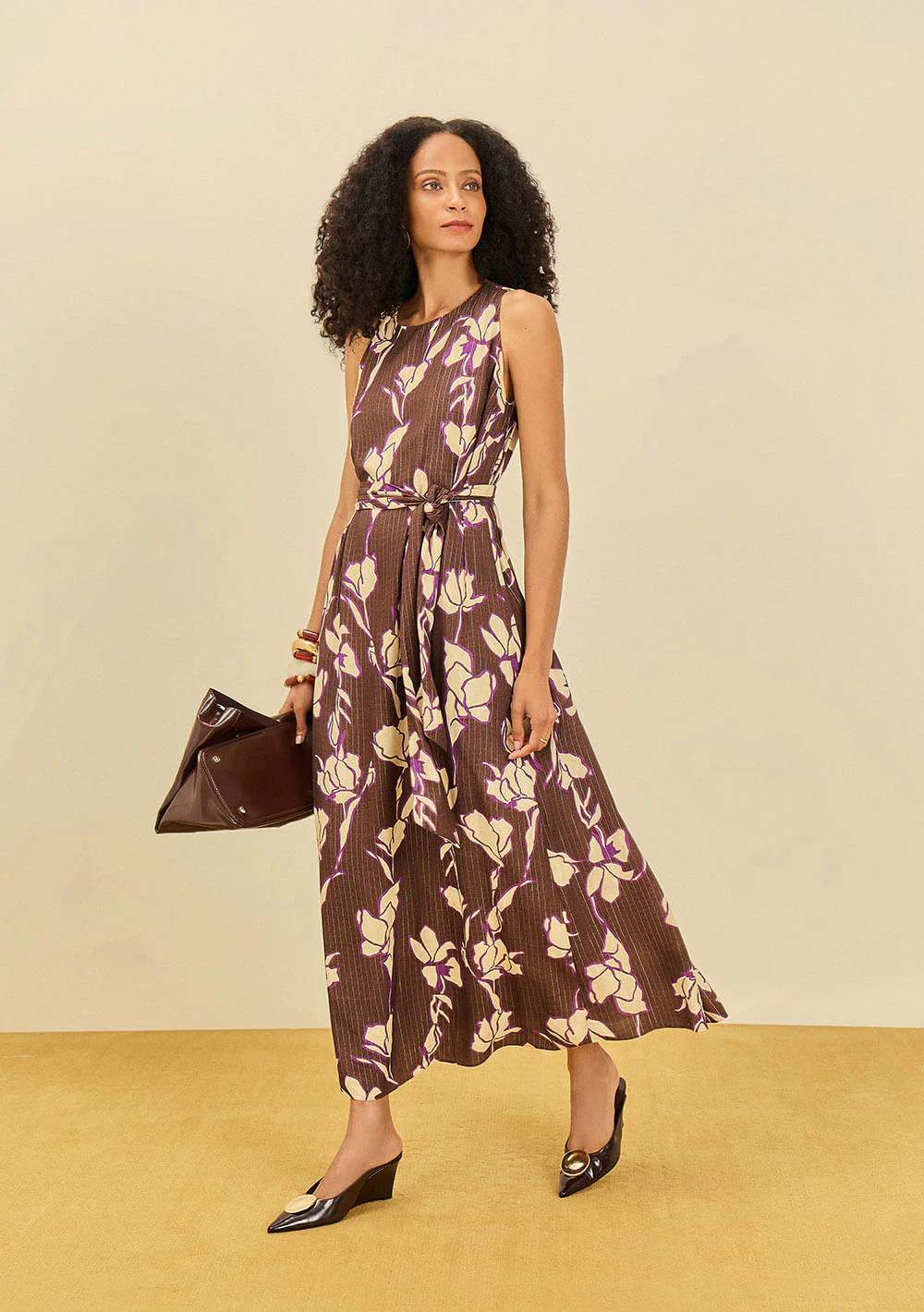 Vestido Maria.Valentina Solto Decote Canoa Sem Manga Midi Marrom