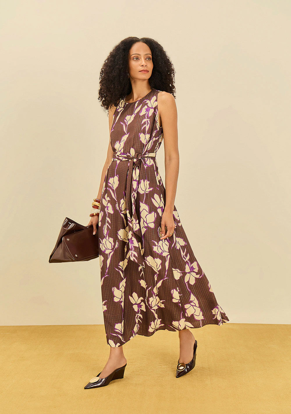 Vestido Maria.Valentina Solto Decote Canoa Sem Manga Midi Marrom