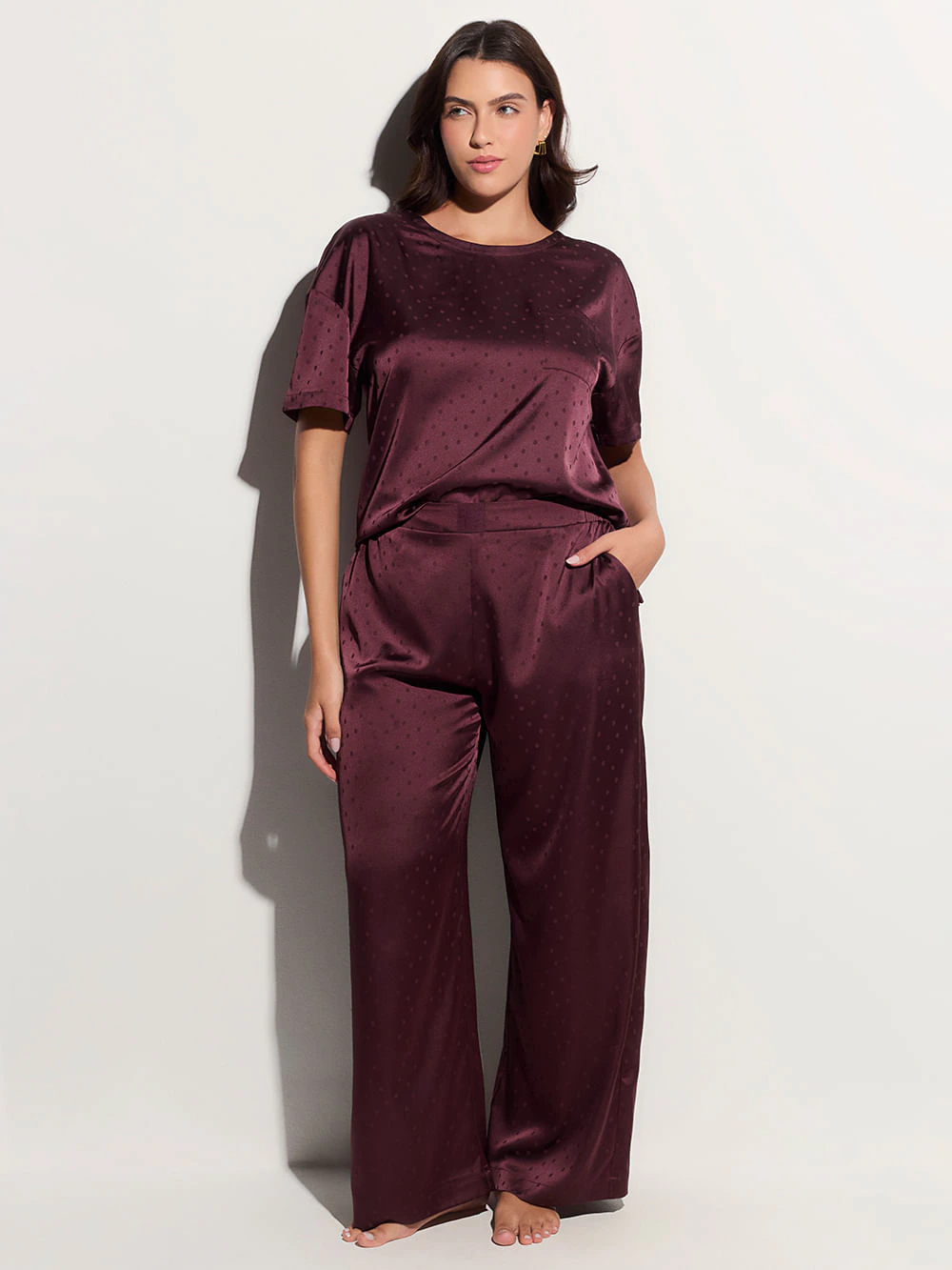 kit T-Shirt Manga Curta e Calça Cetim Taylor Vinho Catawba Grape
