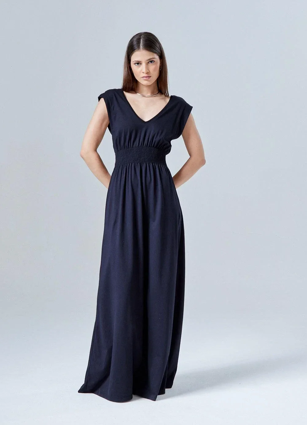 Basicamente - Vestido Gola V Longo Preto