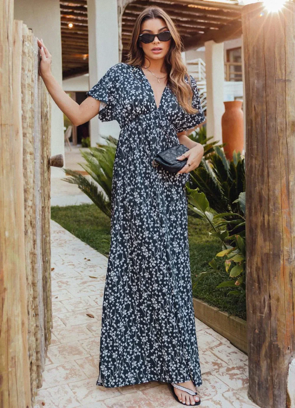 Quintess - Vestido Longo Floral Preto com Decote Profundo
