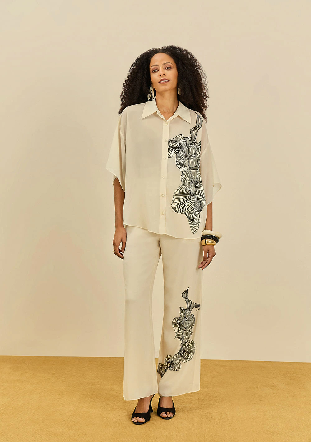 Camisa Maria.Valentina Solta Gola Clássica Manga Curta Padrão Off White