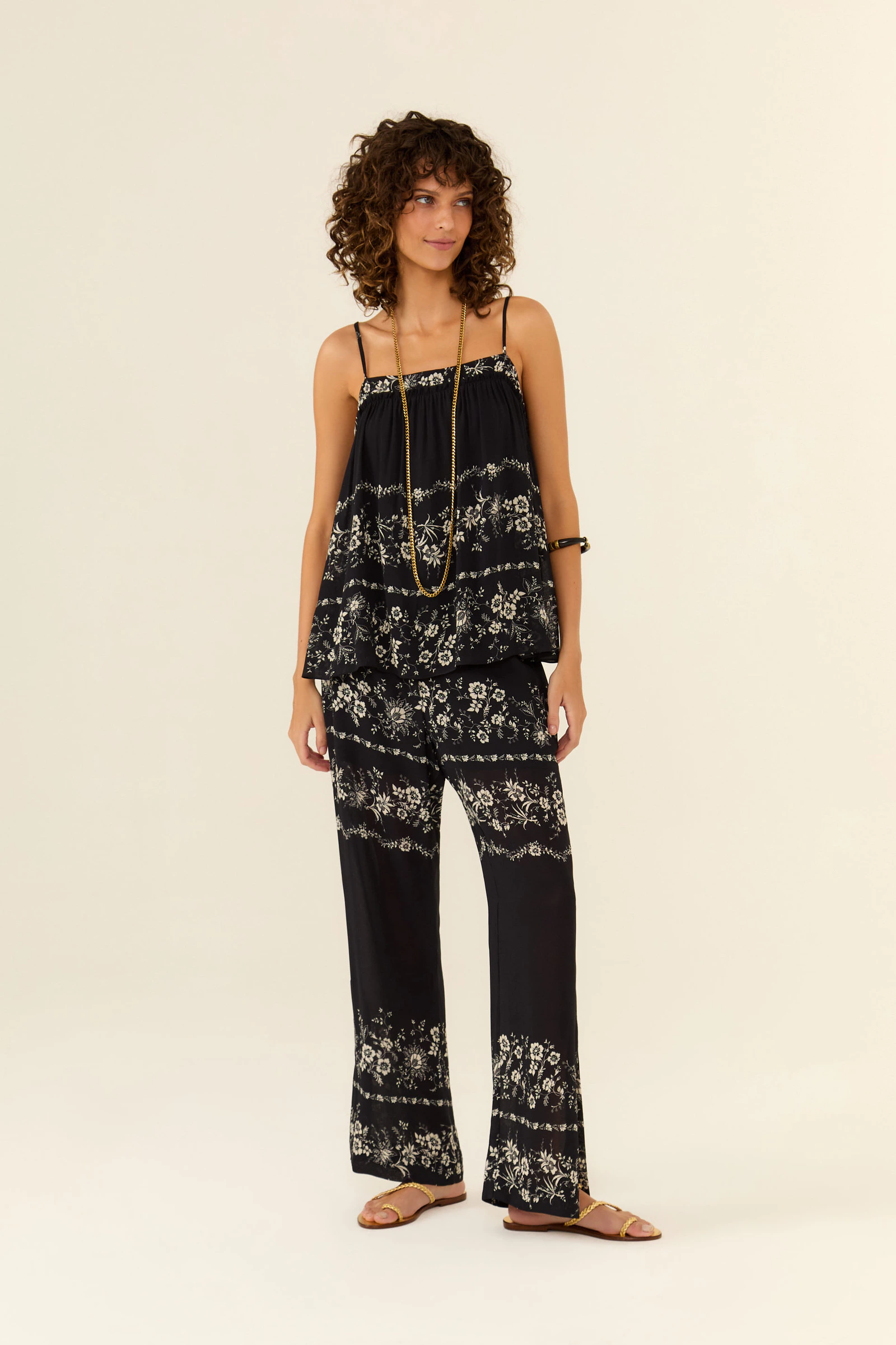 Calça Mini Flare Ggt Estampa Flora Preto