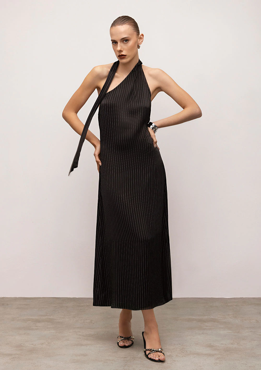 Vestido Iódice Midi Decote Assimétrico Com Faixa Preto