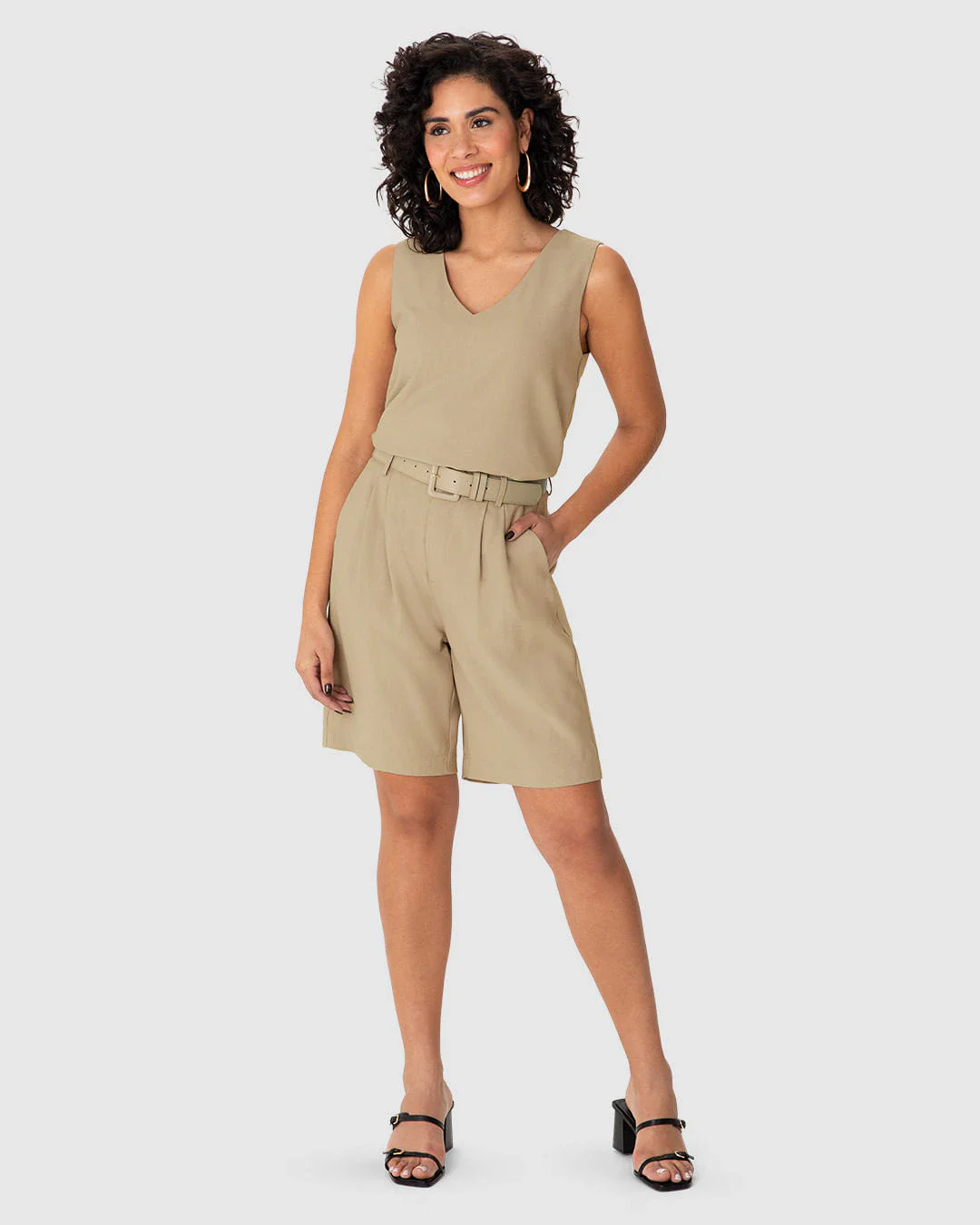 Bermuda Alfaiataria Feminina Bolso Faca Acompanha Cinto Em Viscose Sarjada