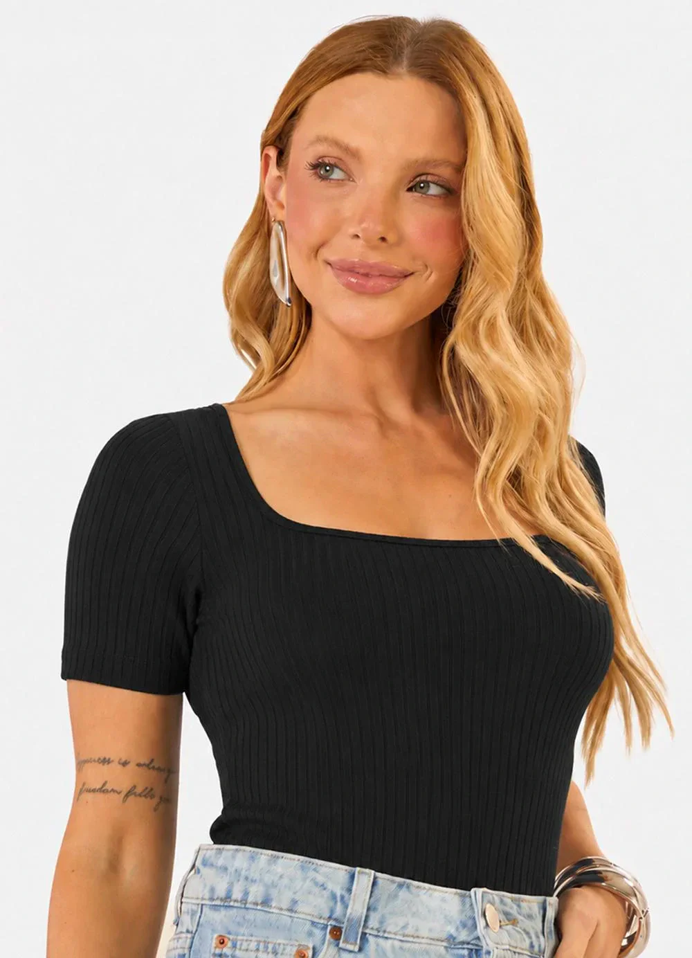 Infinita Cor - Blusa Feminina Decote em U Preto