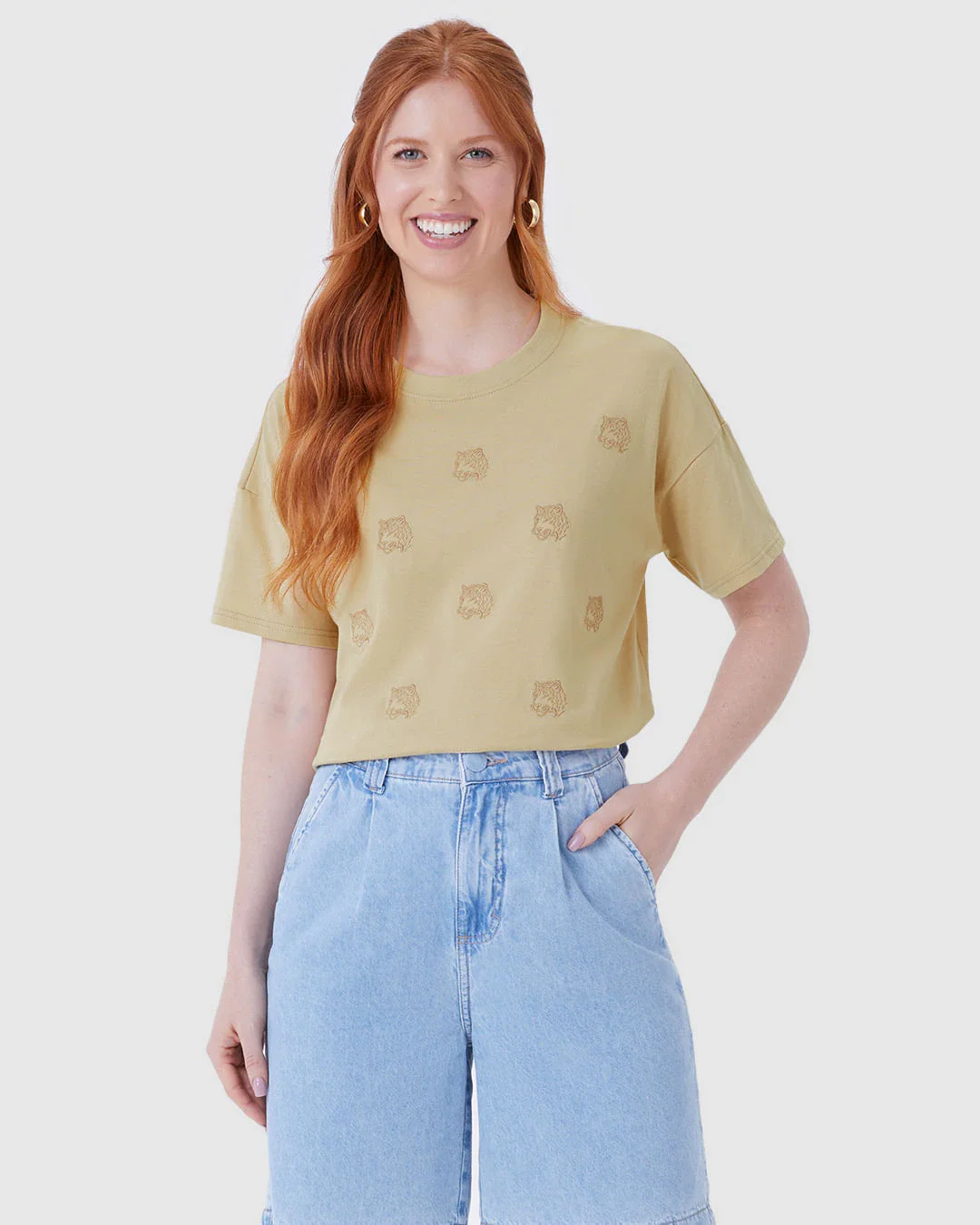 Camiseta Ampla Feminina com Bordados Frontais Delicados Em Algodão