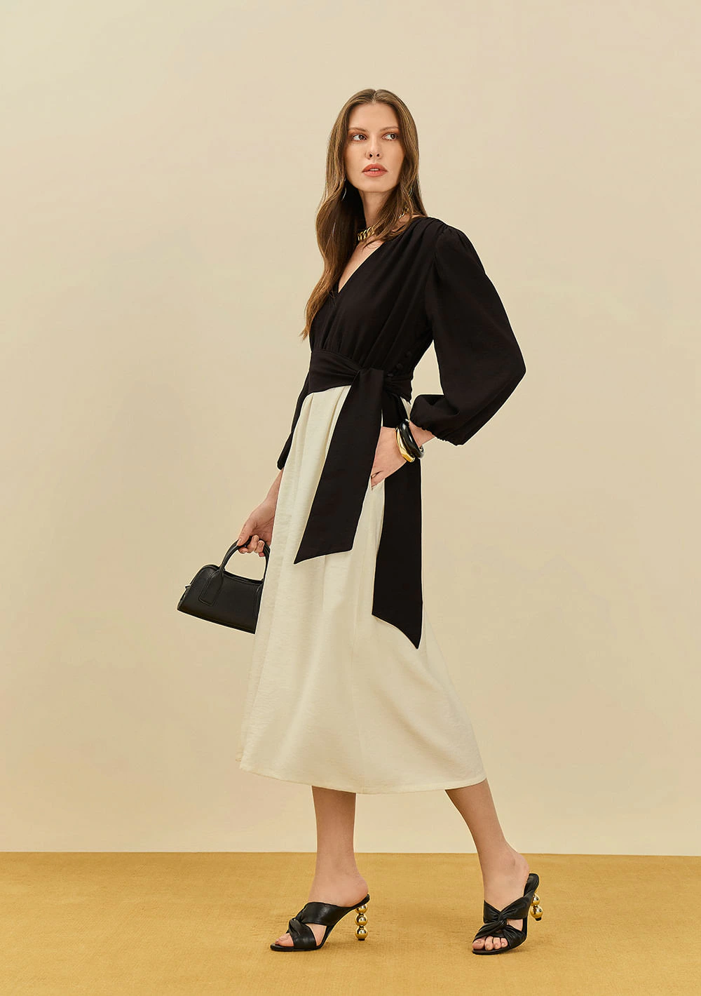 Vestido Maria.Valentina Solto Decote V Manga 7 Oitavos Midi Off White