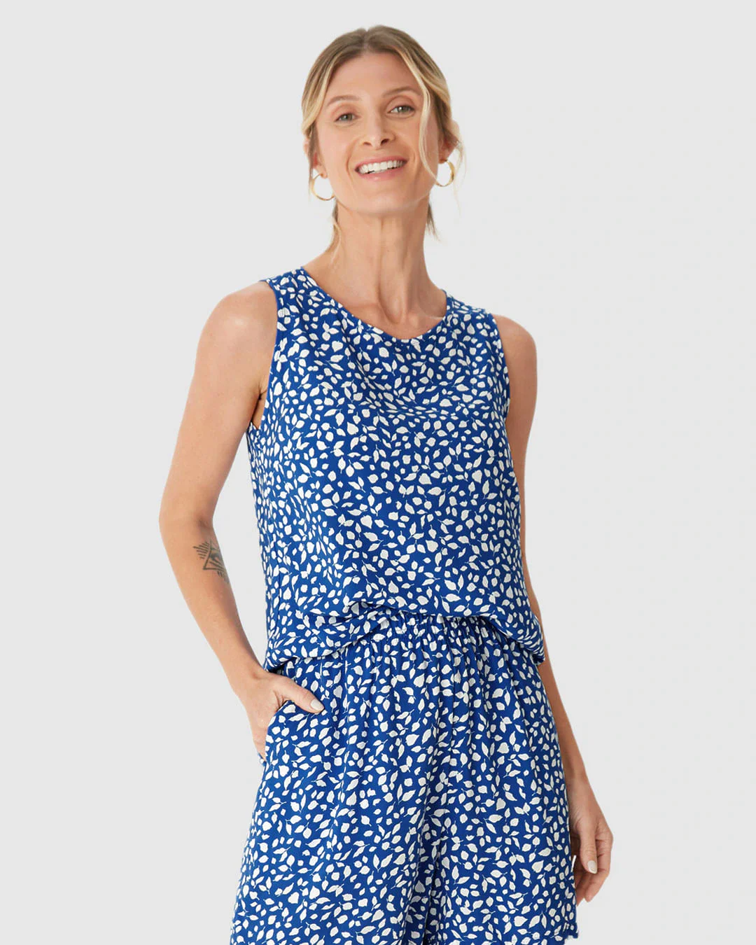 Regata Básica Feminina Long Cropped Alça Larga Em Viscose
