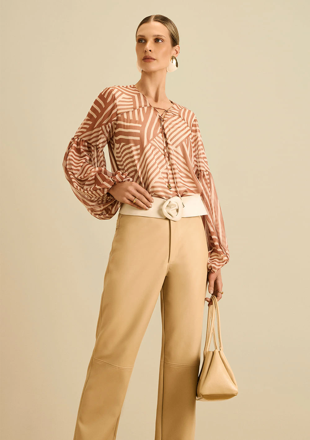 Blusa Maria.Valentina Solta Decote V Manga Longa Padrão Off White/Marrom
