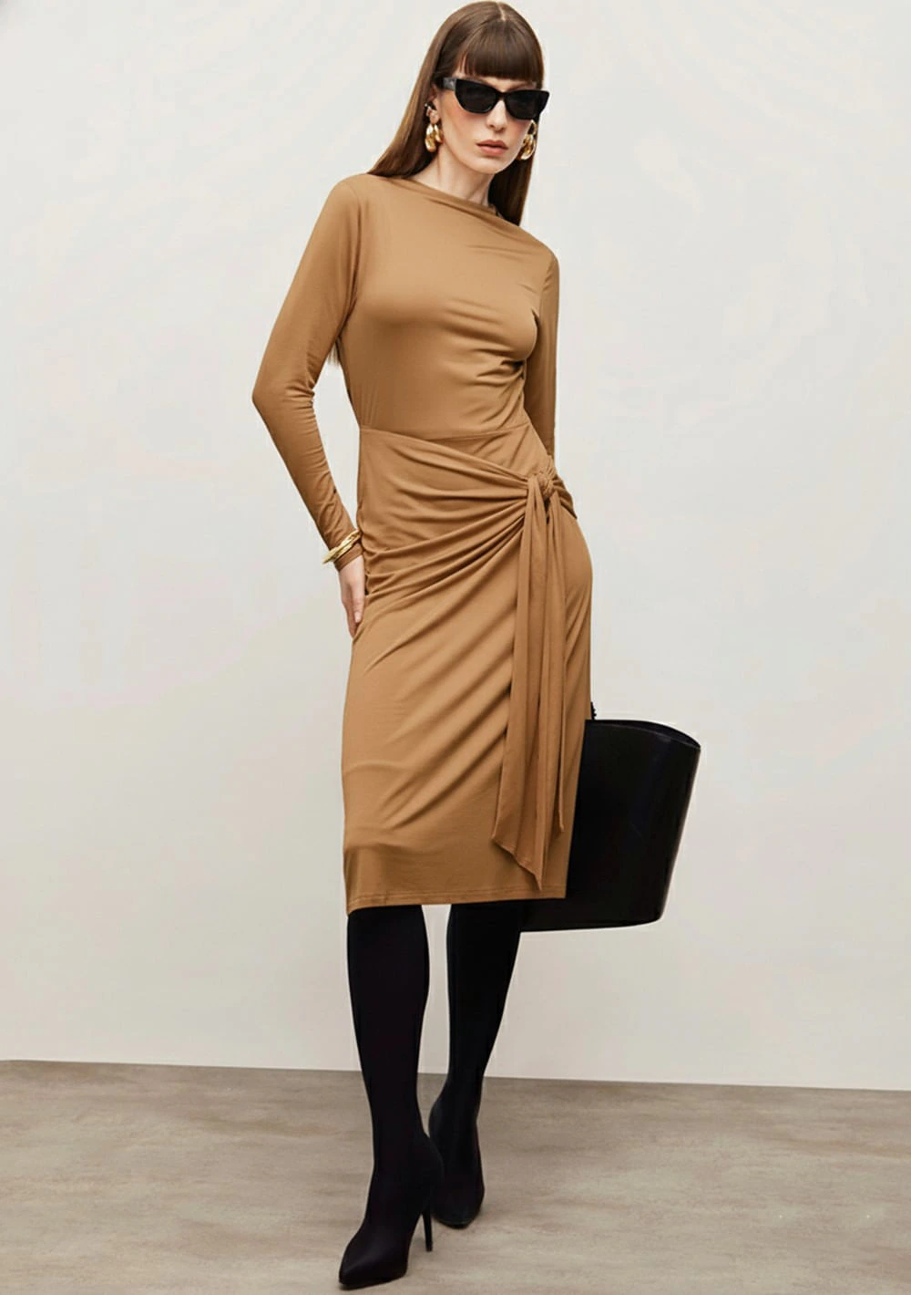 Vestido Iódice Ajustado Gola Alta Manga Longa Midi Caramelo