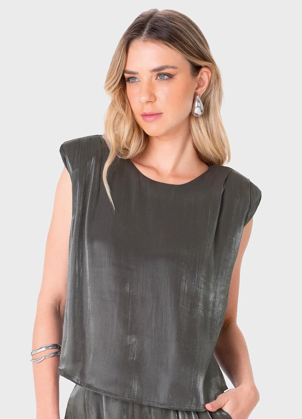Enfim - Blusa Muscle Tee Acetinada Glow Cinza Grafite