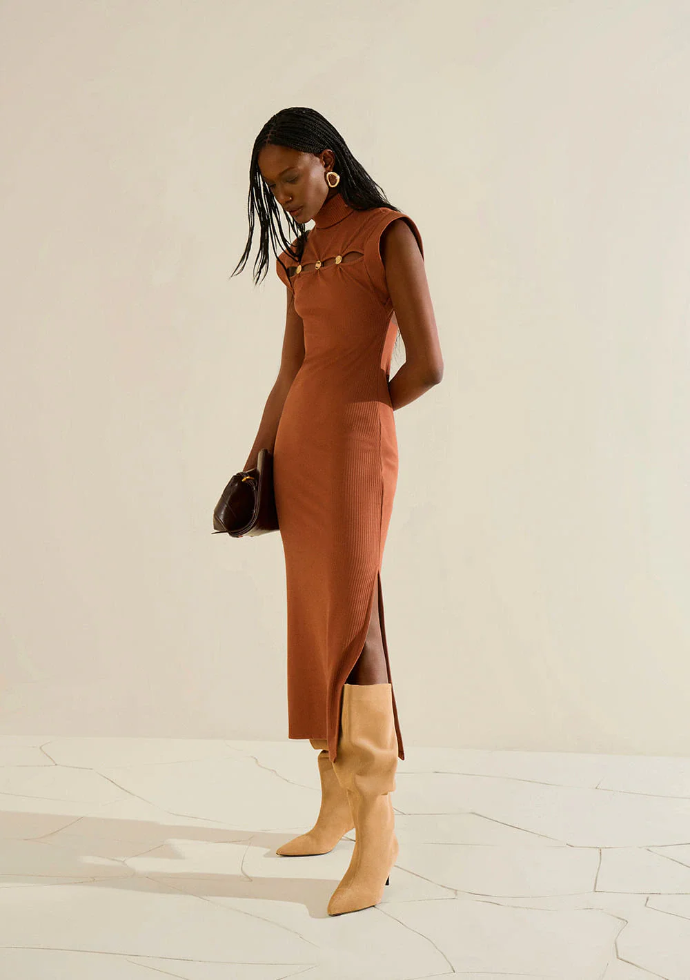 Vestido Morena Rosa Ajustado Gola Alta Sem Manga Midi Marrom
