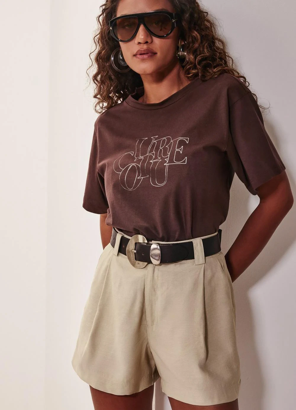 Elegance - Shorts Alfaiataria com Pregas Bege Homus