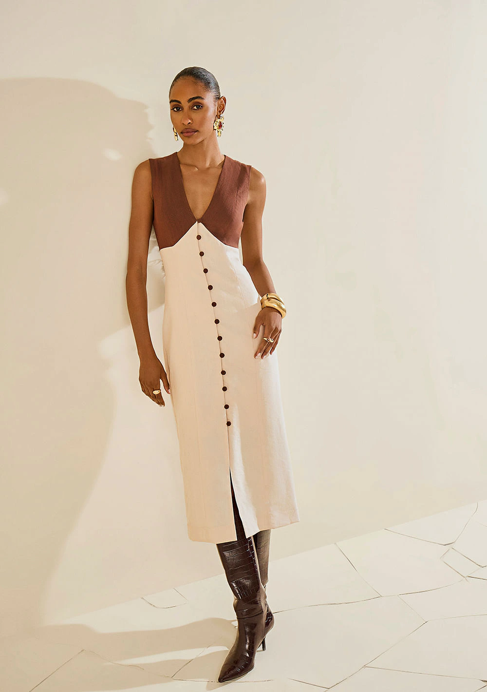 Vestido Morena Rosa Ajustado Decote V Manga Curta Midi Bege