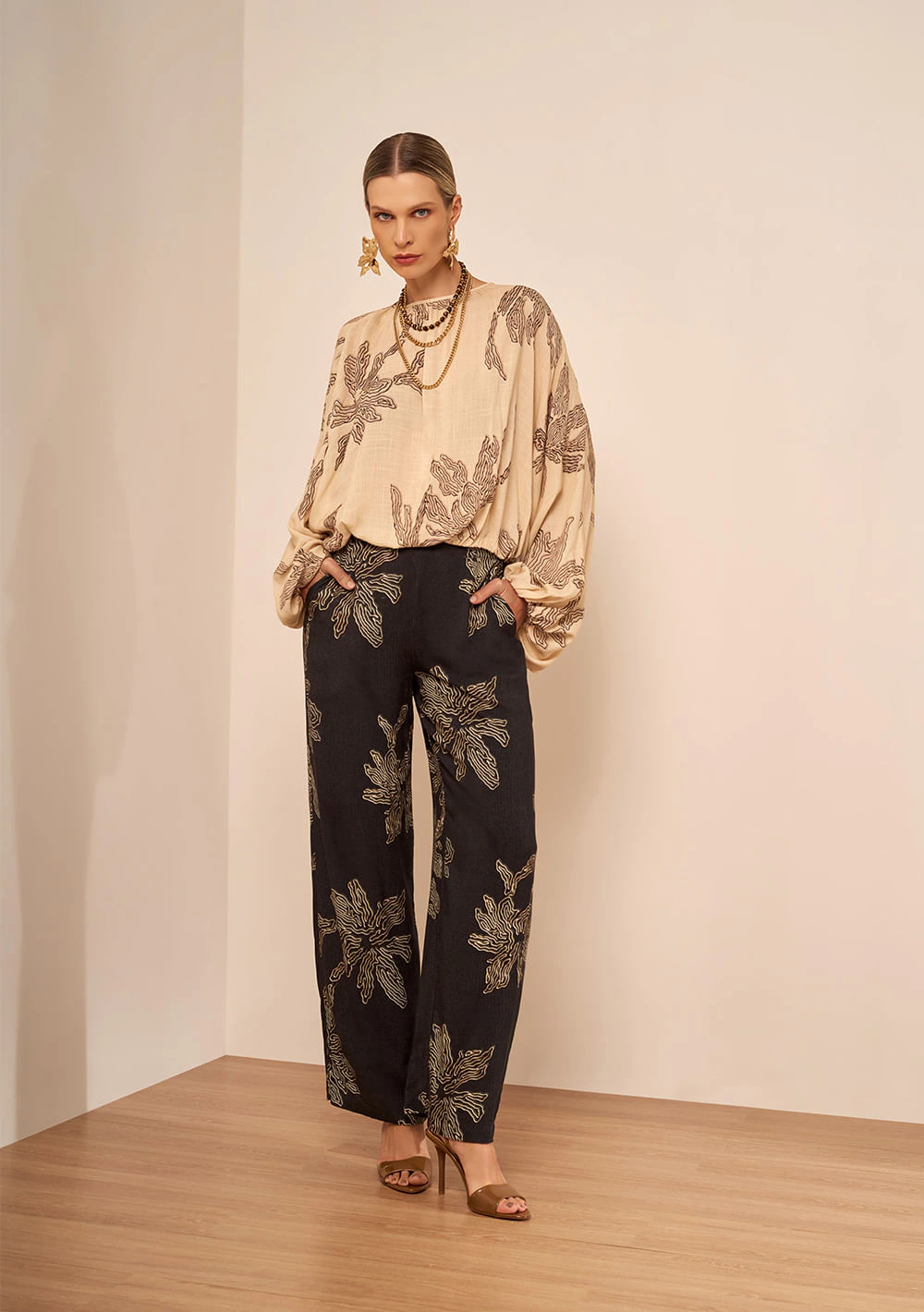 Blusa Manga Longa Flor de Chá Bege