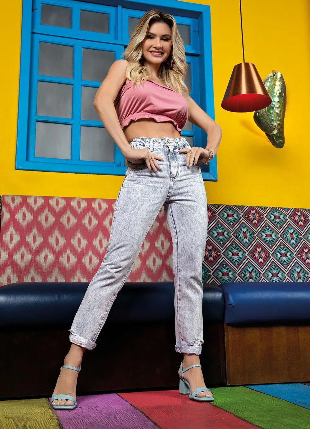 Sawary Jeans - Calça Reta Jeans Clara com Destroyed e Bolsos