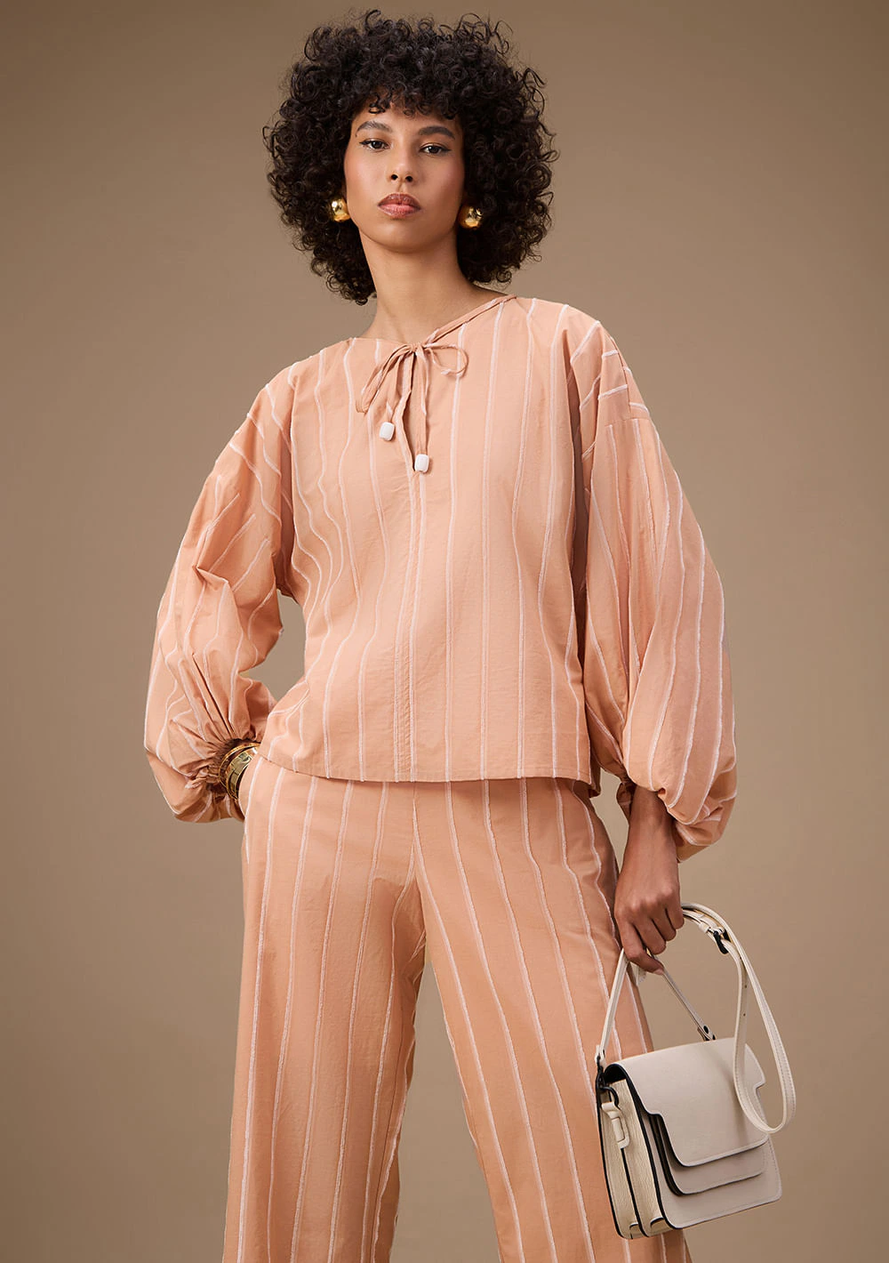 Blusa Maria.Valentina Solta Decote Reto Manga Longa Padrão Bege Claro