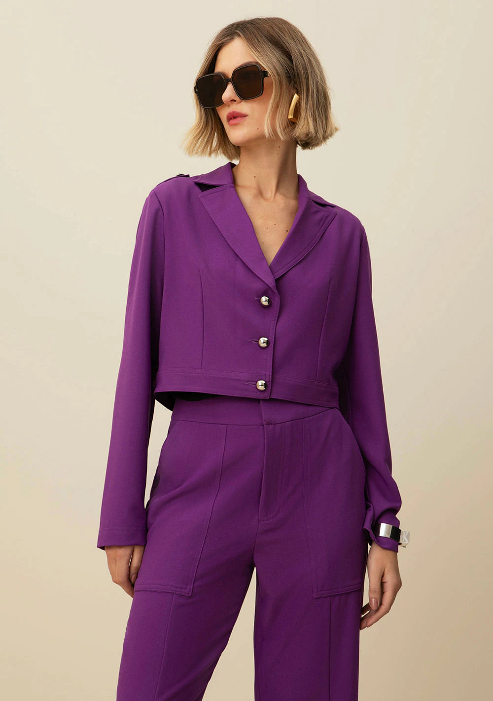 Jaqueta Morena Rosa Cropped Detalhe Botões Roxo