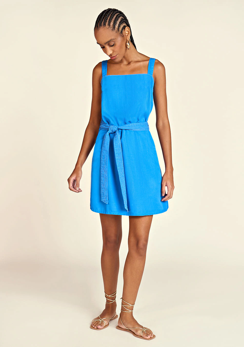 Vestido Zinco Curto Decote Reto Com Faixa Azul