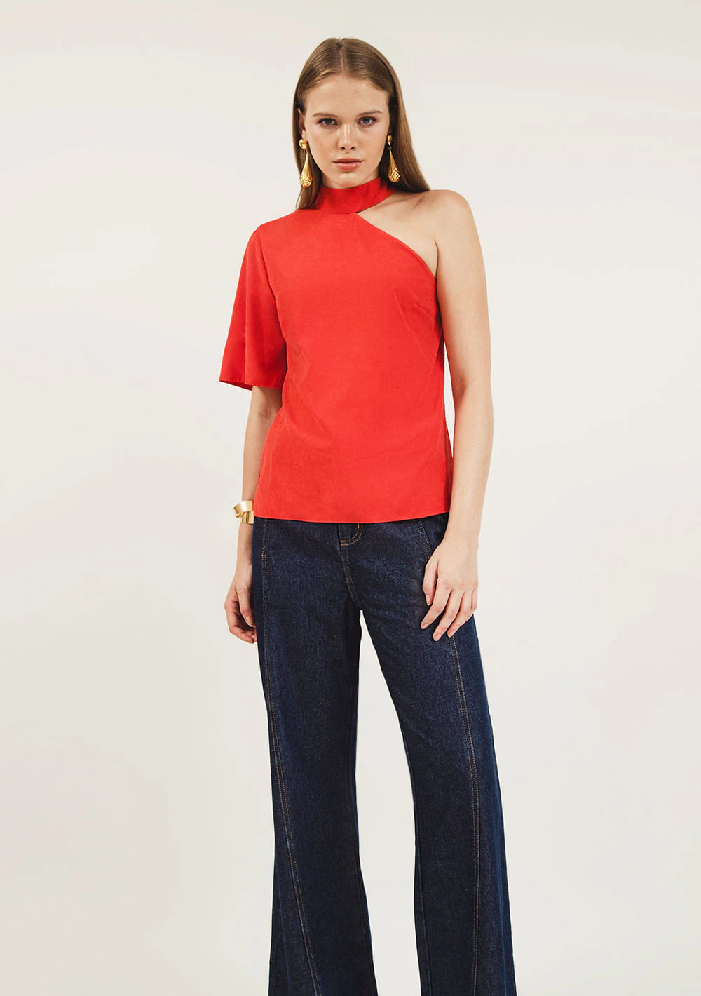 Blusa Zinco Gola Redonda Manga Assimétrica Com Botão Vermelho