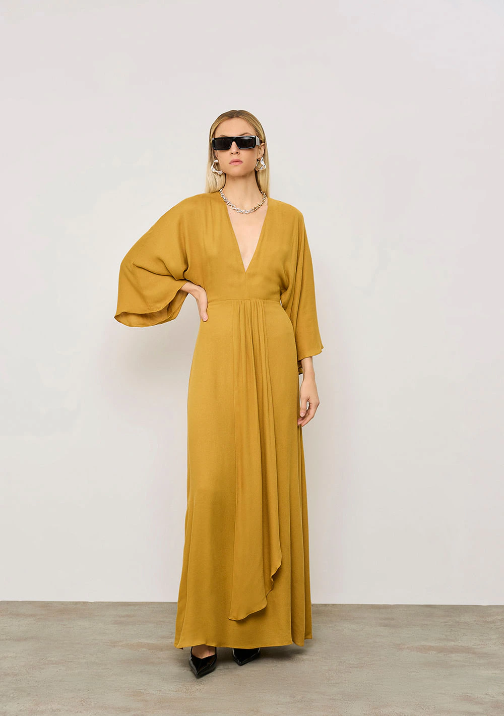 Vestido Iódice Solto Decote V Manga 7 Oitavos Longo Amarelo