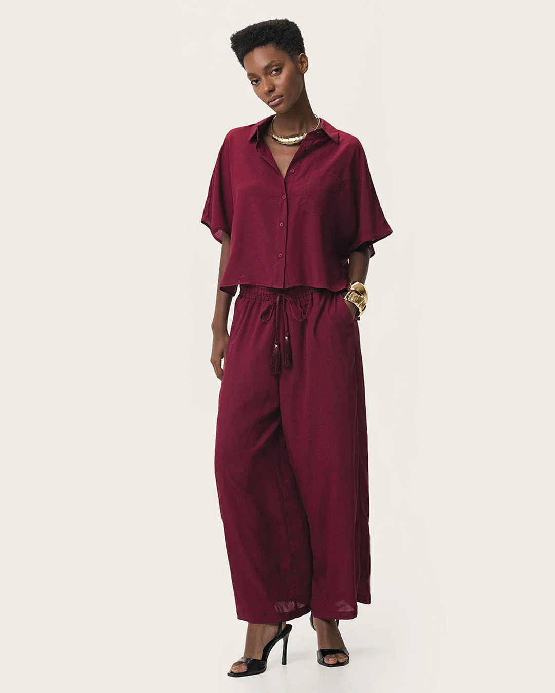 Camisa Feminina Manga Curta Fenda Barra Lateral Tecido Crepe Leve - ENFIM