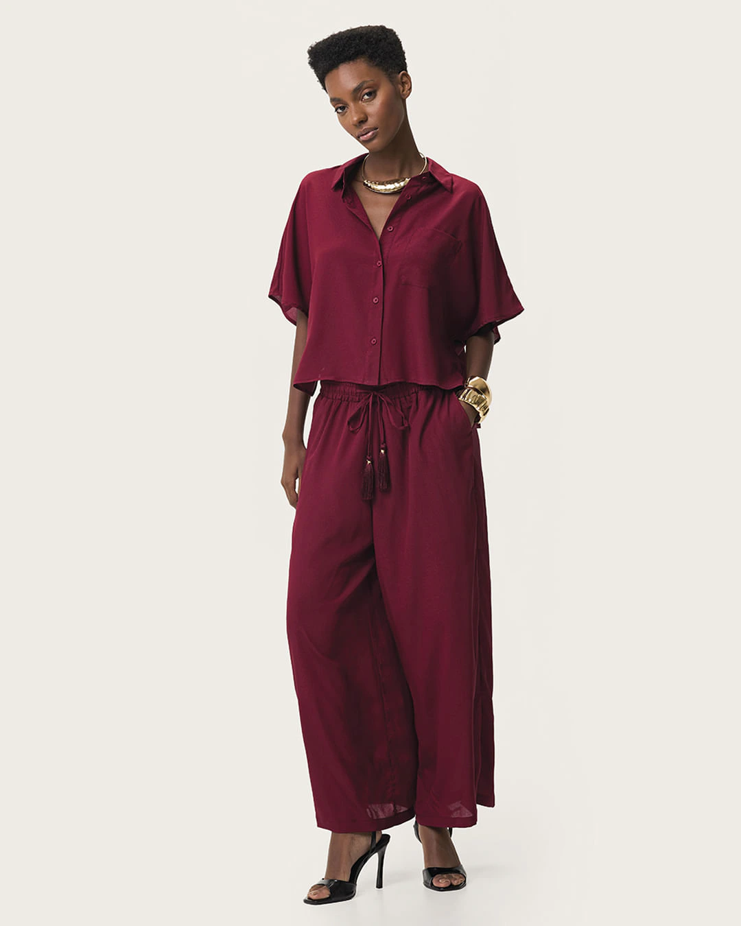 Camisa Feminina Manga Curta Fenda Barra Lateral Tecido Crepe Leve - ENFIM