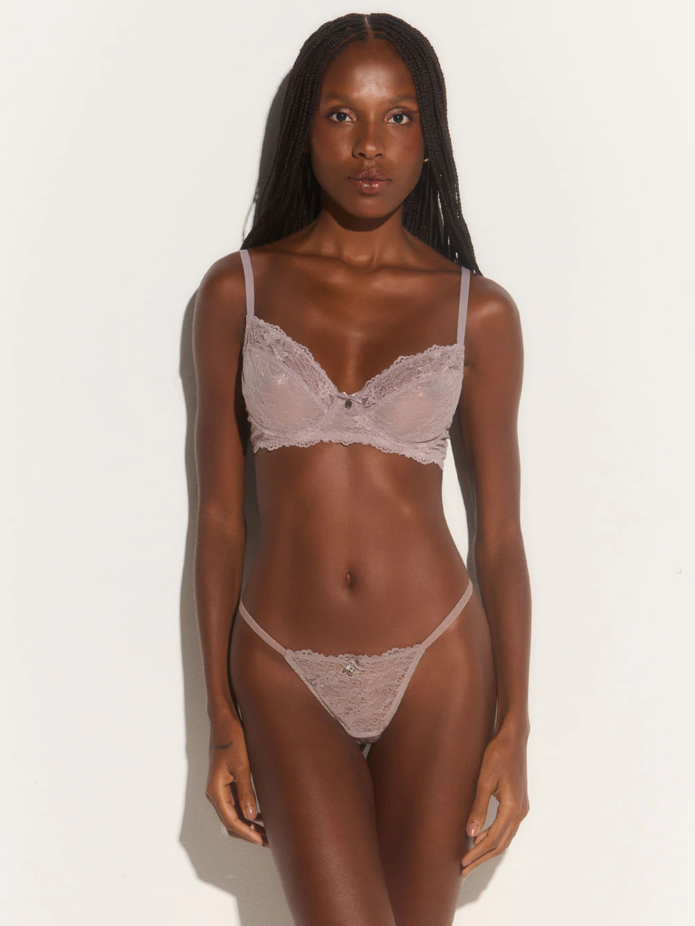 Conjunto Sutiã Cobertura Total e Calcinha Fio String Renda Première Quail