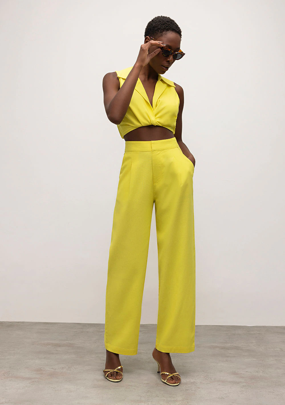 Calça Iódice Reta Cós Alto Com Pregas Amarelo