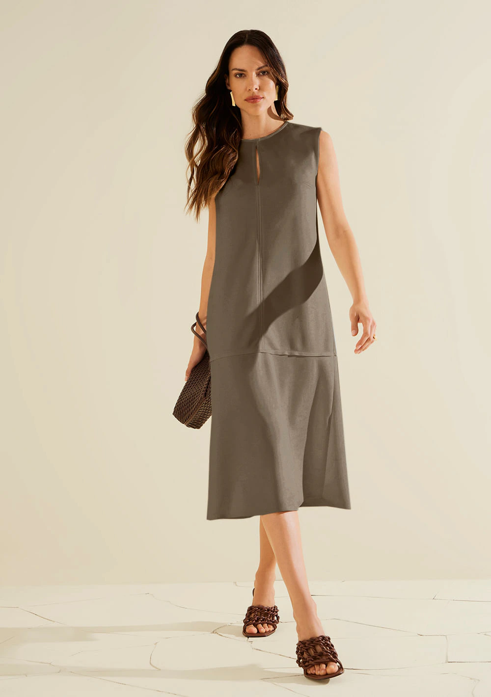 Vestido Morena Rosa Solto Decote Careca Sem Manga Midi Marrom